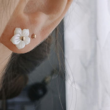 bijoux boucles d'oreilles puce fleur de nacre plaqué or portées