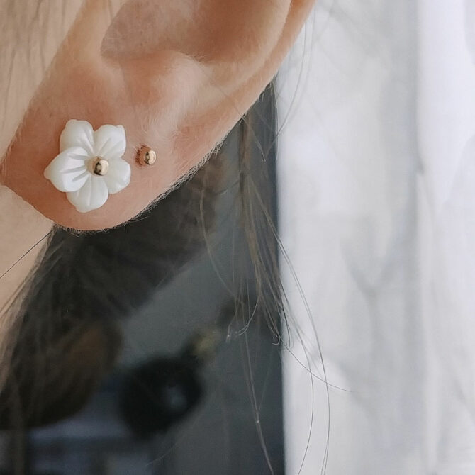 bijoux boucles d'oreilles puce fleur de nacre plaqué or portées