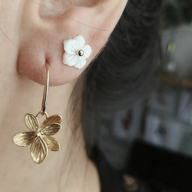 petites créoles bijoux boucles d'oreilles puce fleur de nacre plaqué or portées