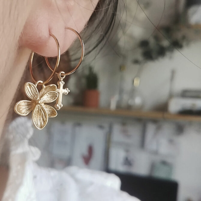 bijoux boucles d'oreilles plaqué or petites créoles fleur croix portée