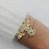 bijou tendance bohème plaqué or créateur bracelet bille fleurs porté accumulation médaille