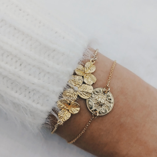 bijou tendance bohème plaqué or créateur bracelet bille fleurs porté accumulation médaille