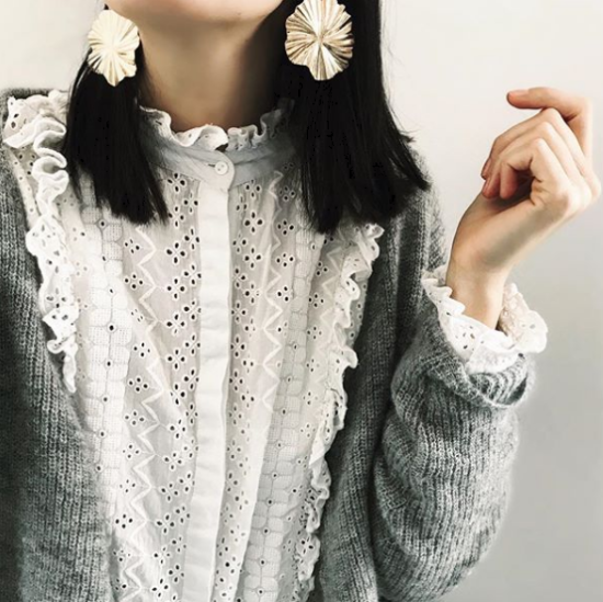 tendance bijoux grosses boucles d'oreilles dorées forme ronde organique fleur look porté