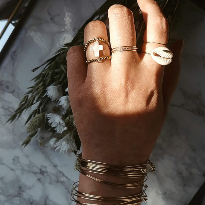 bijoux tendance de créateur fait main plaqué or bague coquillage cauri cristal swarovski porté anneaux fins et simples bracelets joncs semainier