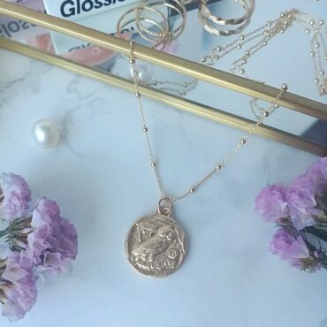 bijou tendance bohème collier plaqué or perles carrées intemporel médaille pièce antique chouette athéna