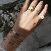 bijoux tendance de créateur fait main plaqué or bague coquillage cauri cristal swarovski porté anneaux fins et simples bracelets joncs semainier