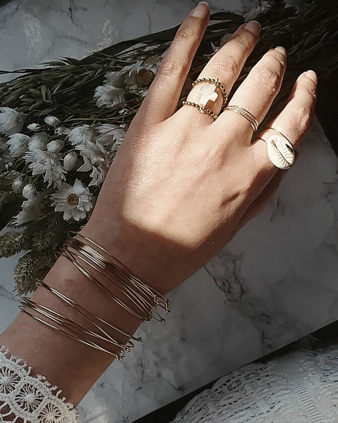 bijoux tendance de créateur fait main plaqué or bague coquillage cauri cristal swarovski porté anneaux fins et simples bracelets joncs semainier