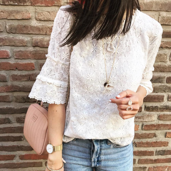 bijoux créateur fait main collier pendentif lettre initiale en perles sautoir look instagram flavie look blouse et jean