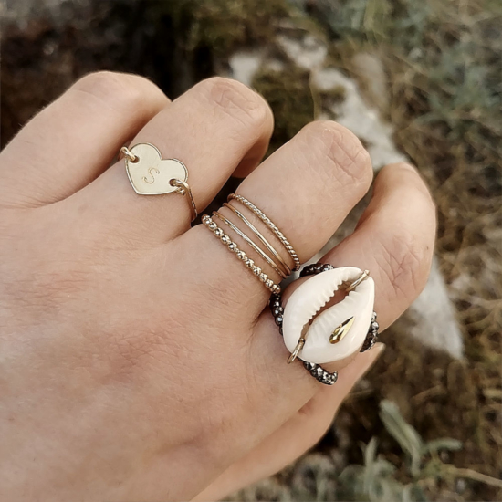 bijoux tendance de créateur fait main plaqué or bague coquillage cauri cristal swarovski porté anneaux fins et simples bague coeur lettre initiale
