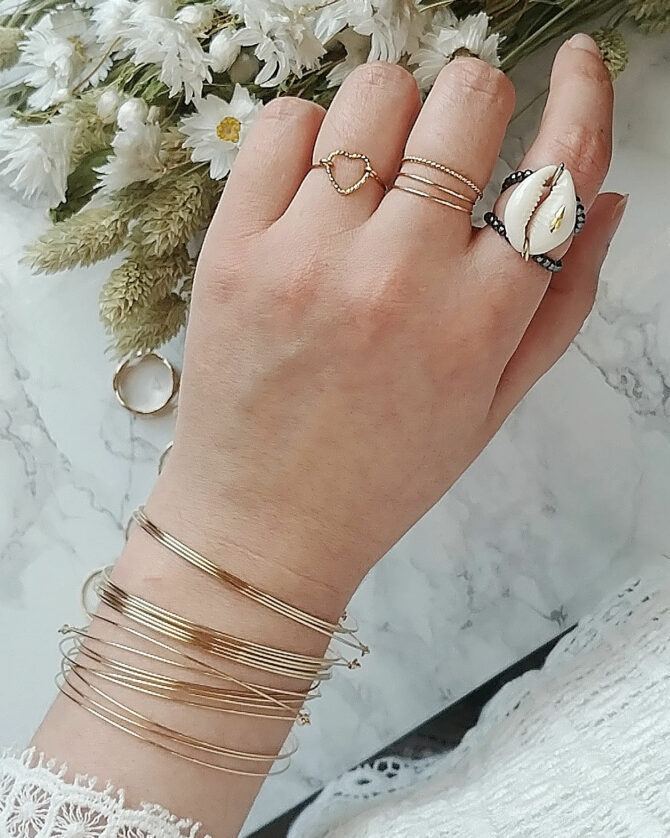 bijoux tendance de créateur fait main plaqué or bague coquillage cauri cristal swarovski porté anneaux fins et simples bracelets joncs bague coeur