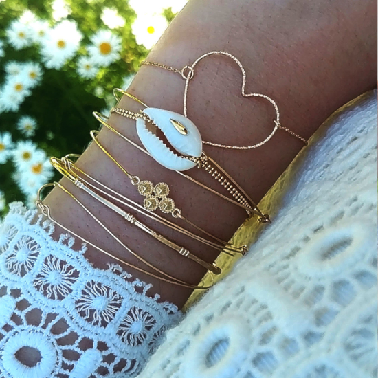 bijoux créateur tendance bohème bracelet jonc plaqué or coquillage cauri perle croix