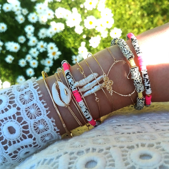 bijoux créateur tendance bohème bracelet jonc plaqué or heishi fluo surfer coquillage cauri perle croix