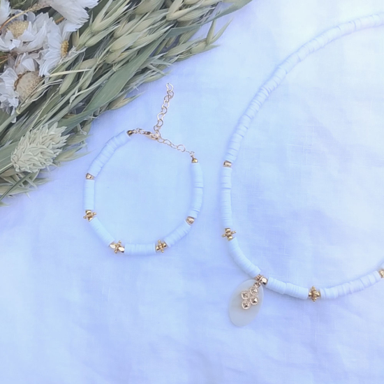 collier et bracelet heishi surfeur blanc pendentif croix perles bohème plaqué or fait main créateur france