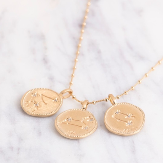collier pendentif médaille signe astrologique constellation zodiaque nom latin plaqué or étoiles zircons bélier capricorne verseau poissons taureau gémeaux cancer lion vierge balance scorpion sagittaire chaîne maille boules