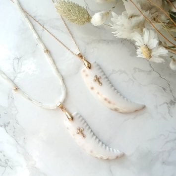 collier coquillage nacre blanc corne et croix or tendance été bijoux créateur fait main
