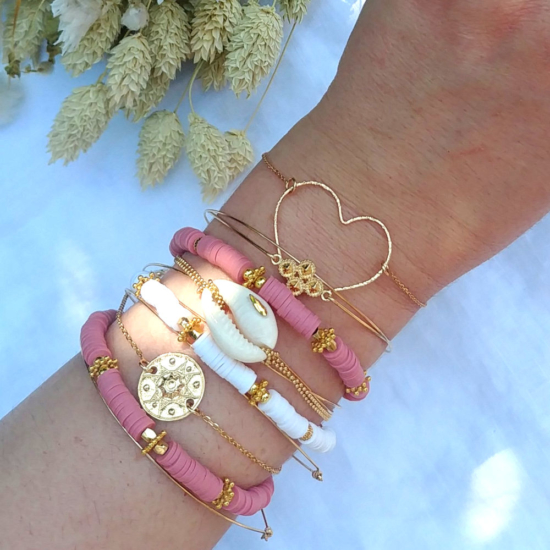 bracelet heishi surfeur blanc et rose perles bohème plaqué or bracelet cauri coquillage et médaille etnique fait main créateur france look bracelets de l'été