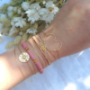 bracelet heishi surfeur blanc et rose perles bohème plaqué or bracelet cauri coquillage et médaille etnique fait main créateur france look bracelets de l'été