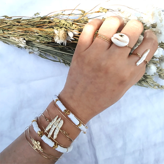 bijoux créateur tendance bohème bracelet heishi surfeur jonc perle plaqué or bague coquillage cauri perle croix
