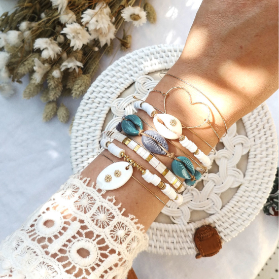 accumulation bracelet tendance été coquillage cauri bleu et balnc bracelet heishi surfer macramé joncs fin semainier destroy