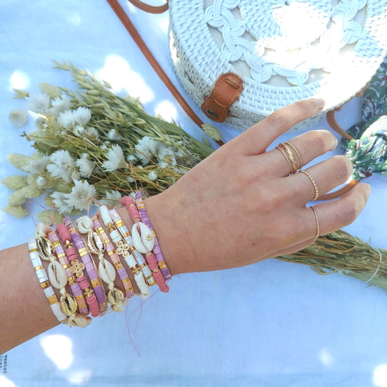 accumulation bracelets tendance perles en verre carrées japonaises bracelet coquillage cauri bracelets de surfer heishi blanc or bijoux créateur france fait main