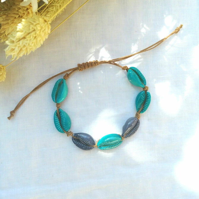 bracelet tendance coquillage cauri bleu macramé