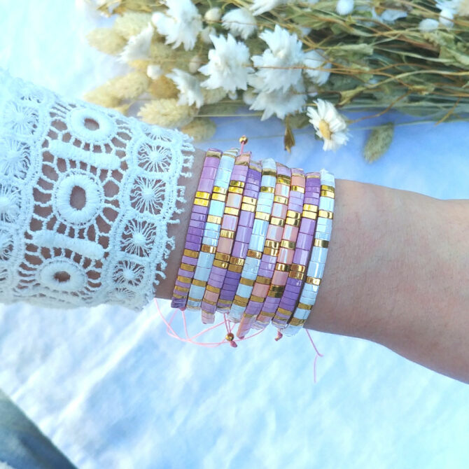 accumulation bracelets tendance perles en verre carrées japonaises or rose mauve violet bijoux créateur france fait main