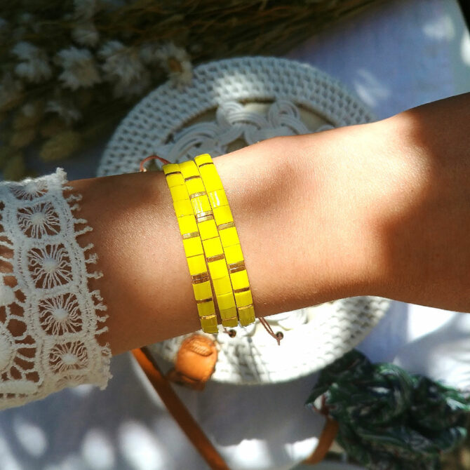 accumulation bracelets tendance perles en verre carrées japonaises miyuki or jaune bijoux créateur france fait main