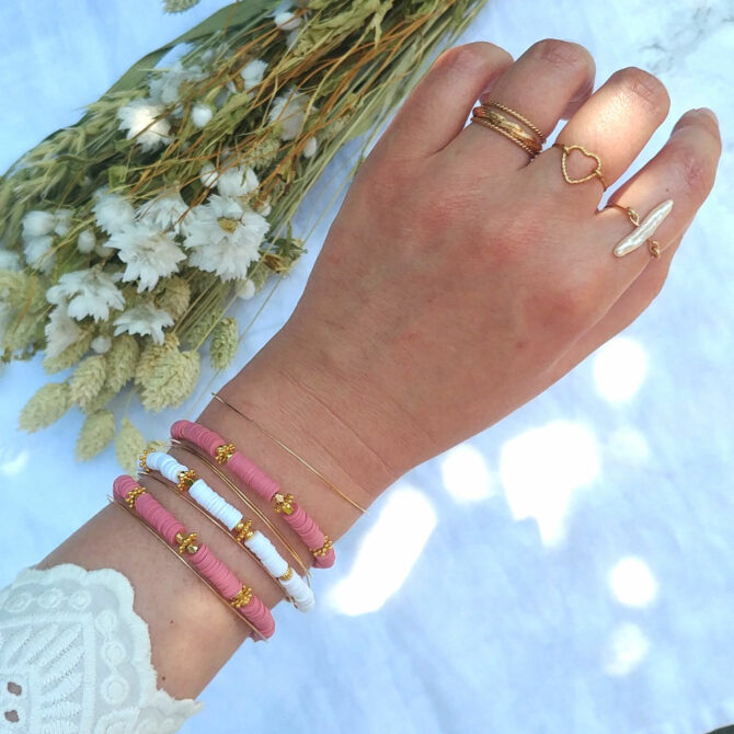 bracelet heishi surfeur blanc et rose perles bohème plaqué or fait main créateur france look bracelets de l'été