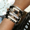 accumulation bracelets tendance mot ou prénom personnalisble coquillage cauri noir et or bracelets perles plates en verre japonaises