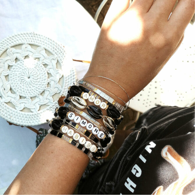 accumulation bracelets tendance mot ou prénom personnalisble coquillage cauri noir et or bracelets perles plates en verre japonaises