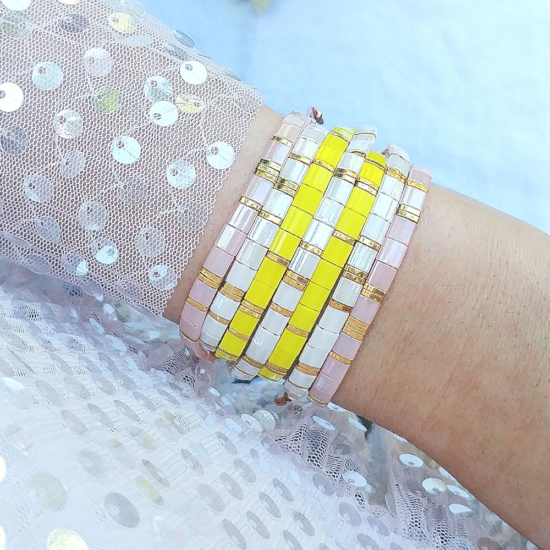 accumulation bracelets tendance perles plates en verre carrées japonaises miyuki or rose et blanc et jaune bijoux créateur france fait main