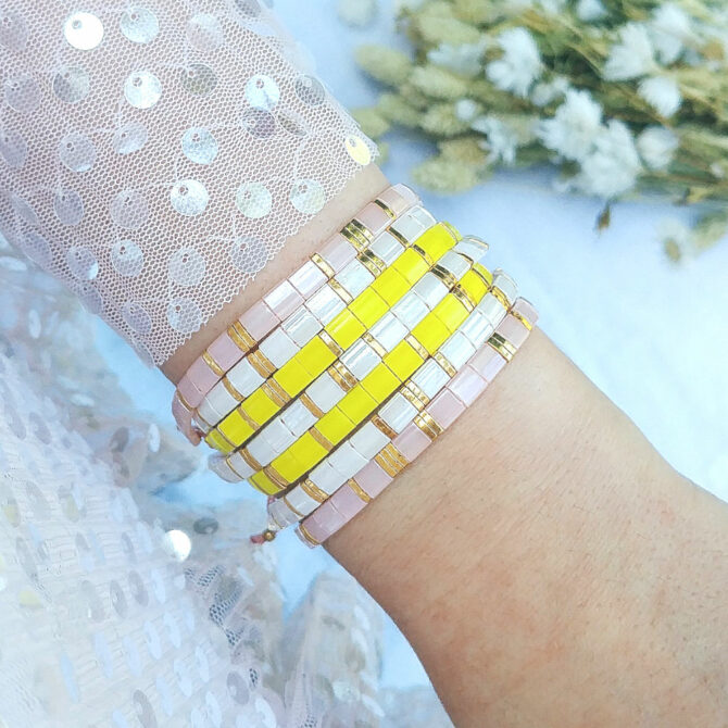 accumulation bracelets tendance perles plates en verre carrées japonaises miyuki or rose et blanc et jaune bijoux créateur france fait main