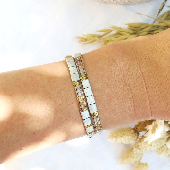 accumulation bracelets tendance perles plates en verre carrées japonaises miyuki gris et or bijoux créateur france fait main