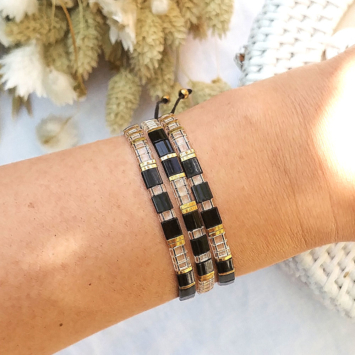 accumulation bracelets tendance perles plates en verre carrées japonaises miyuki noir et or bijoux créateur france fait main
