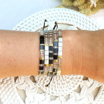accumulation bracelets tendance perles plates en verre carrées japonaises miyuki noir gris et or bijoux créateur france fait main