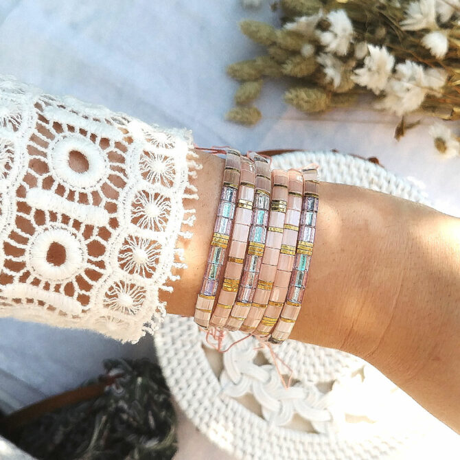 accumulation bracelets tendance perles plates en verre carrées japonaises miyuki or rose et blanc et multicolore bijoux créateur france fait main