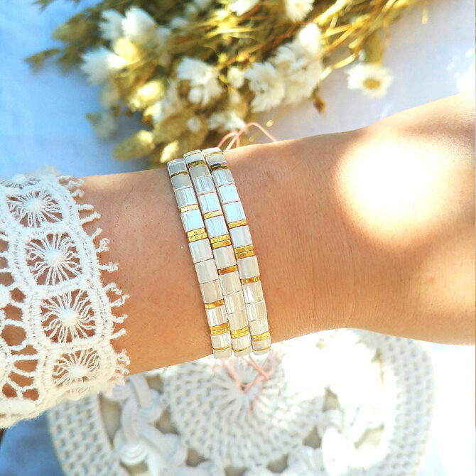 accumulation bracelets tendance perles plates en verre carrées japonaises miyuki or et blanc crème ivoire bijoux créateur france fait main