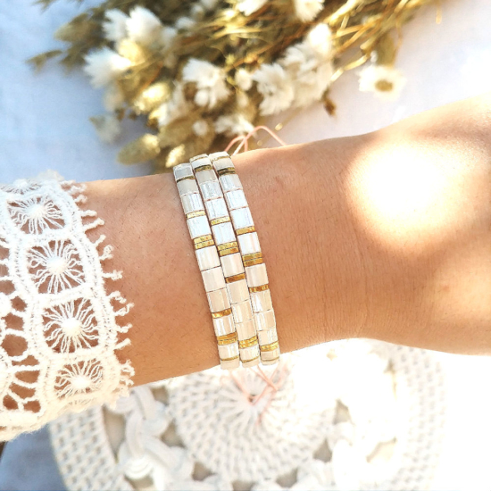 accumulation bracelets tendance perles plates en verre carrées japonaises miyuki or et blanc crème ivoire bijoux créateur france fait main