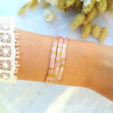 accumulation bracelets tendance perles plates en verre carrées japonaises miyuki or rose bijoux créateur france fait main