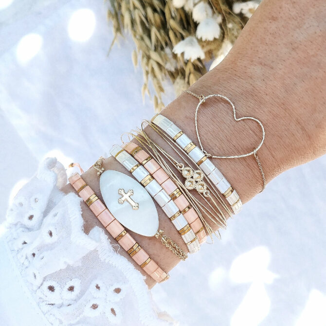accumulation bracelets tendance perles plates en verre carrées japonaises miyuki or rose et blanc bijoux créateur france fait main