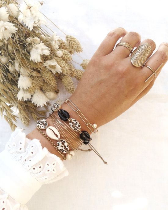 bracelets tendance coquillage cauri noir blanc imprimé léopard perles carrées plates japonaises en verrefait main joncs destroy bracelet néo bourgeoise gros maillons et perle bijoux créateur