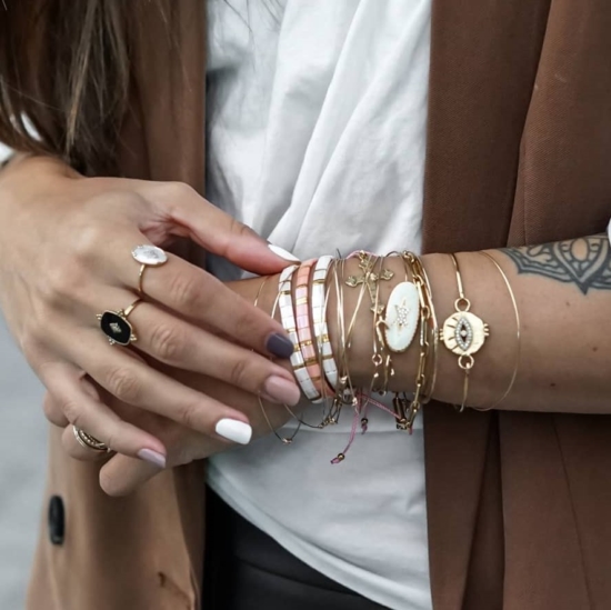 accumulation bracelets tendance perles plates en verre carrées japonaises miyuki or rose et blanc bijoux créateur france fait main look instagram