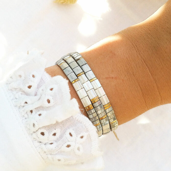 accumulation bracelets tendance perles plates en verre carrées japonaises miyuki or gris blanc bijoux créateur france fait main