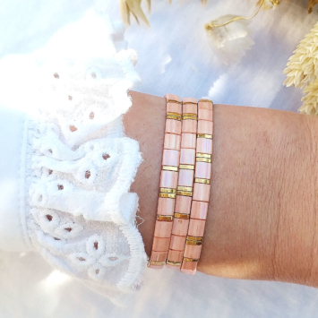 accumulation bracelets tendance perles plates en verre carrées japonaises miyuki or rose et blanc bijoux créateur france fait main