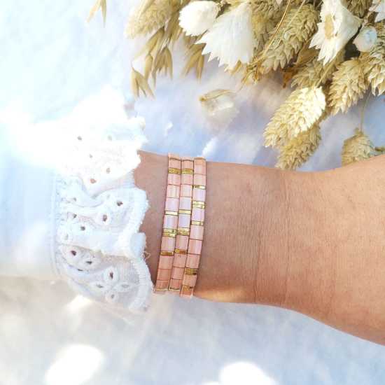 accumulation bracelets tendance perles plates en verre carrées japonaises miyuki or rose et blanc bijoux créateur france fait main