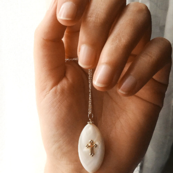 collier nacre croix talisman fait main bijoux créateur