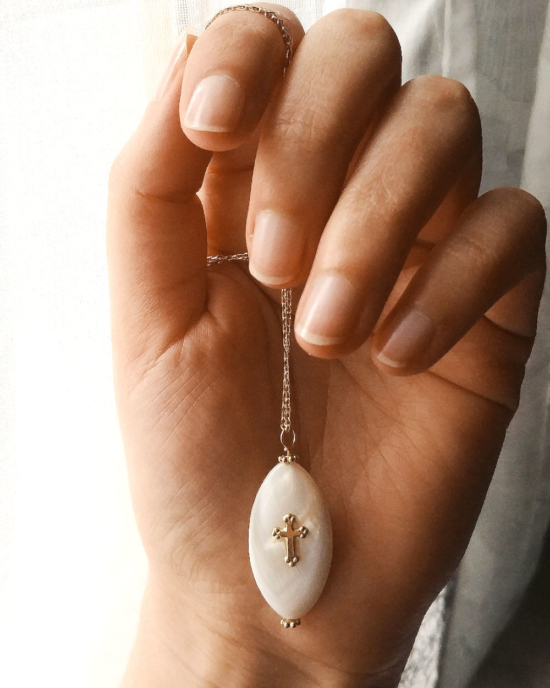 collier nacre croix talisman fait main bijoux créateur