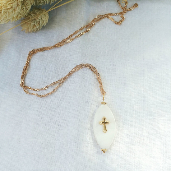 bijoux tendance collier plaqué or pendentif nacre et croix fait main bijoux créateur france
