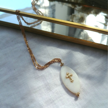bijoux tendance collier plaqué or pendentif nacre et croix fait main bijoux créateur france