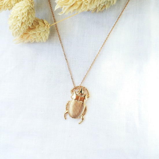 bijoux tendance collier plaqué or pendentif scarabée porte-bonheur